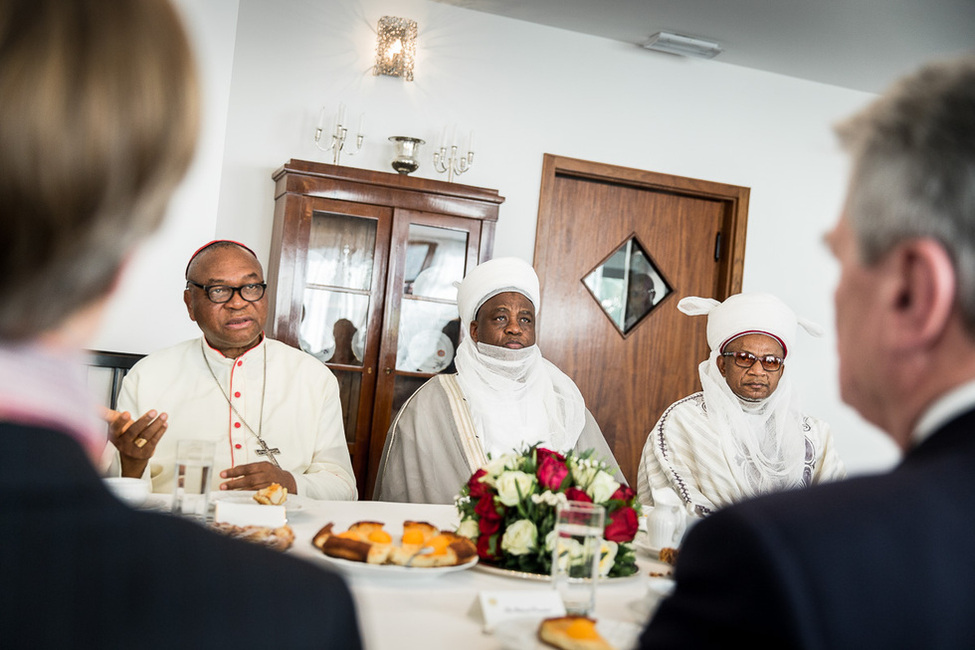 Bundespräsident Joachim Gauck bei einem Gespräch mit Vertretern der Religionsgemeinschaften in der Residenz des Botschafters in Abuja anlässlich seines offiziellen Besuchs in Nigeria