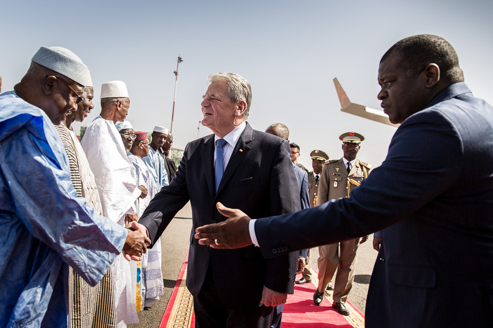 Bundespräsident Joachim Gauck bei seiner Ankunft am Flughafen Bamako-Sénou in Bamako anlässlich seines offiziellen Besuchs in Mali 