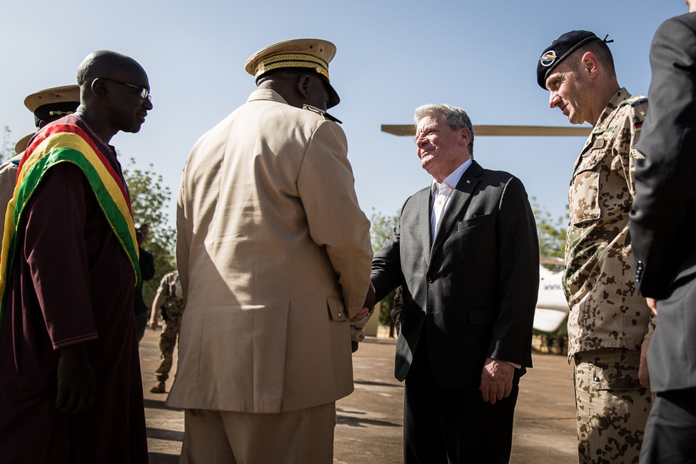 Bundespräsident Joachim Gauck wird im Feldlager in Koulikoro von Oberst i. G. Frank Wachter, Leiter der Ausbildungskommission, und dem Kommandeur des Feldlagers, Oberst Nououm Mamadou Traoré, begrüßt 