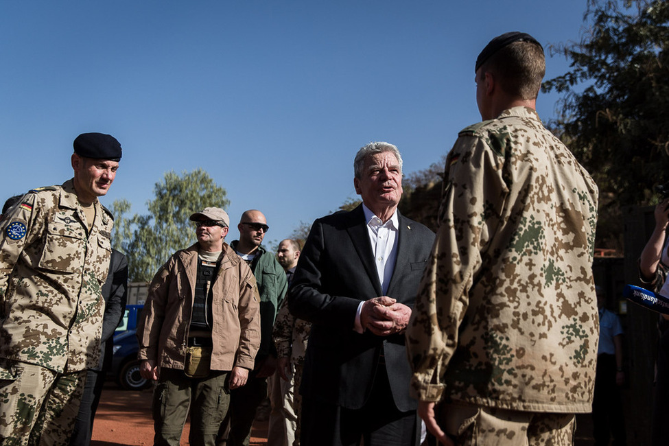 Bundespräsident Joachim Gauck begegnet im Feldlager in Koulikoro deutschen Soldatinnen und Soldaten während seines offiziellen Besuchs in Mali 