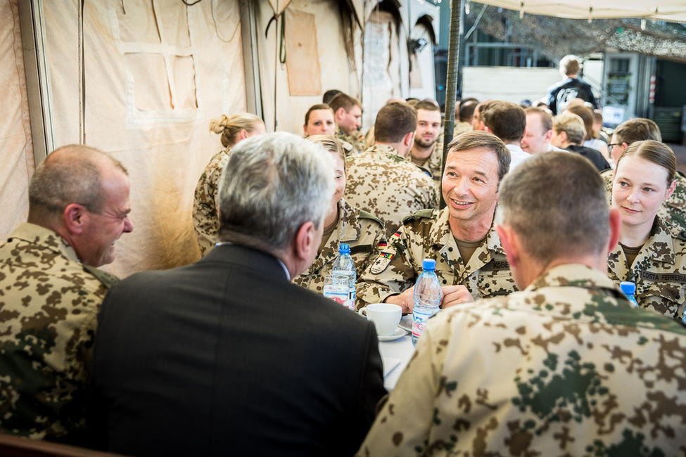 Bundespräsident Joachim Gauck tauscht sich im Camp Gecko des Feldlagers in Koulikoro mit deutschen Soldatinnen und Soldaten während seines offiziellen Besuchs in Mali aus 