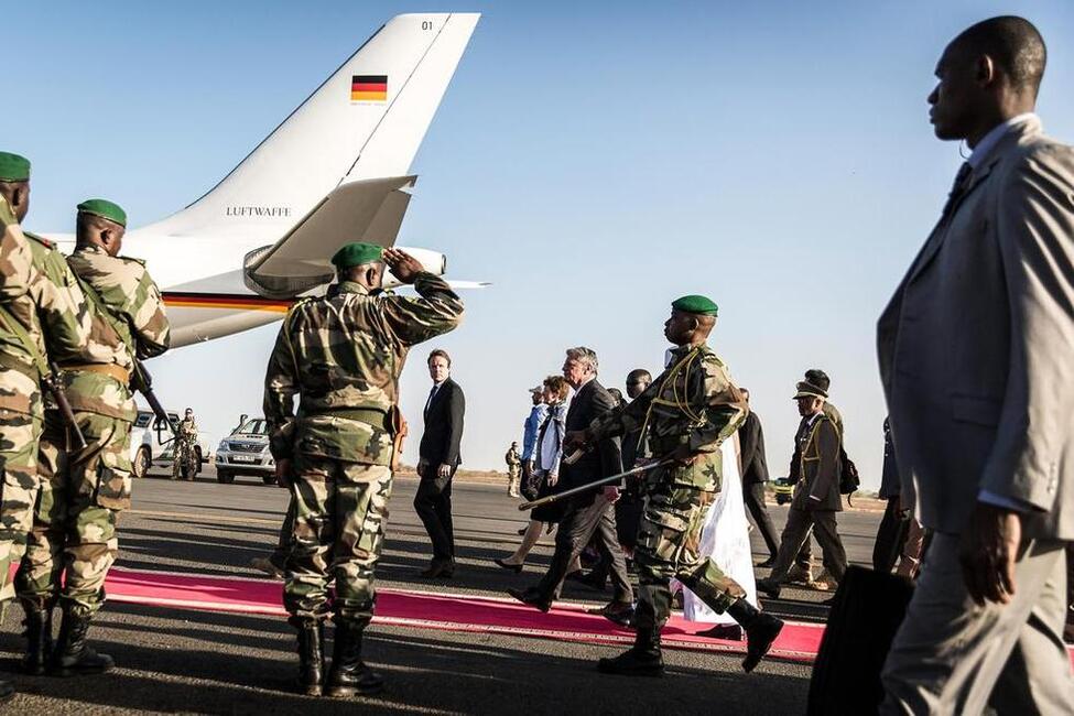 Bundespräsident Joachim Gauck bei seinem Abflug vom Flughafen Bamako-Sénou in Bamako anlässlich seines offiziellen Besuchs in Mali 