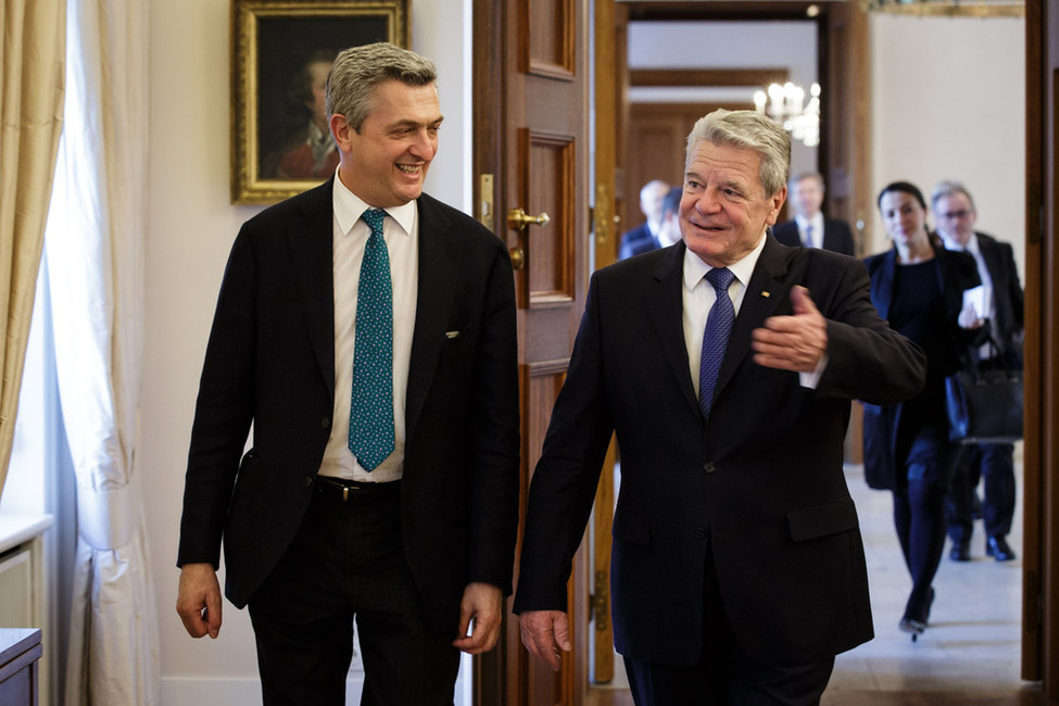 Bundespräsident Joachim Gauck beim Gang ins Amtszimmer mit Seiner Exzellenz Filippo Grandi, dem Hohen Flüchtlingskommissar der Vereinten Nationen, anlässlich seines Besuchs in Schloss Bellevue 