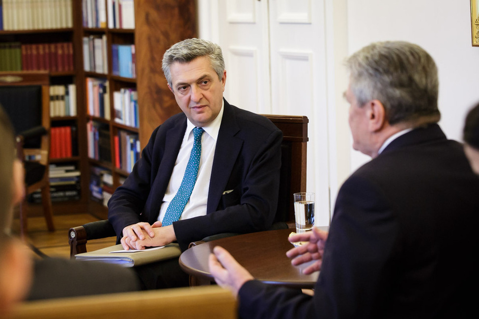 Bundespräsident Joachim Gauck beim Austausch mit Seiner Exzellenz Filippo Grandi, dem Hohen Flüchtlingskommissar der Vereinten Nationen, im Amtszimmer anlässlich seines Besuchs in Schloss Bellevue 