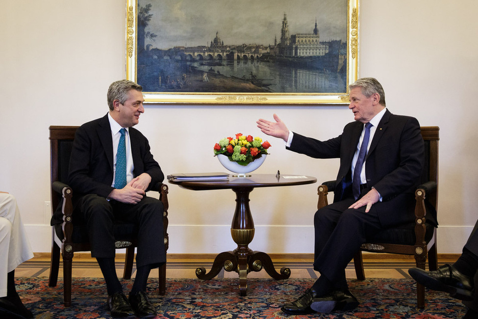 Bundespräsident Joachim Gauck beim Austausch mit Seiner Exzellenz Filippo Grandi, dem Hohen Flüchtlingskommissar der Vereinten Nationen, im Amtszimmer anlässlich seines Besuchs in Schloss Bellevue 