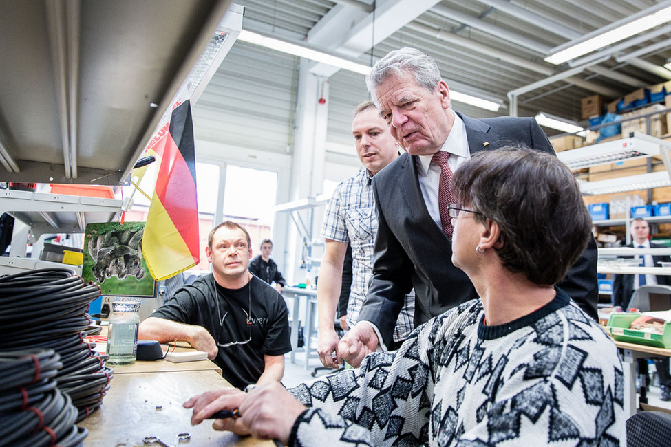 Bundespräsident Joachim Gauck bei einem Rundgang durch den Werkstattraum der Elektromontage der AWO-Berufsbildungseinrichtung für Menschen mit Behinderungen