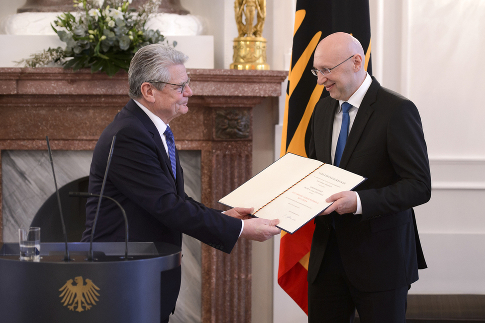 Bundespräsident Joachim Gauck überreicht das Große Verdienstkreuz mit Stern an den Nobelpreisträger Stefan Hell  in Schloss Bellevue