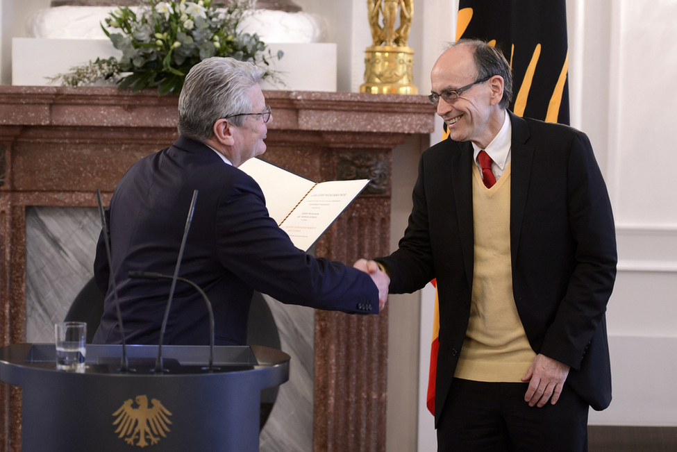 Bundespräsident Joachim Gauck überreicht das Große Verdienstkreuz mit Stern an den Nobelpreisträger Thomas Südhof in Schloss Bellevue