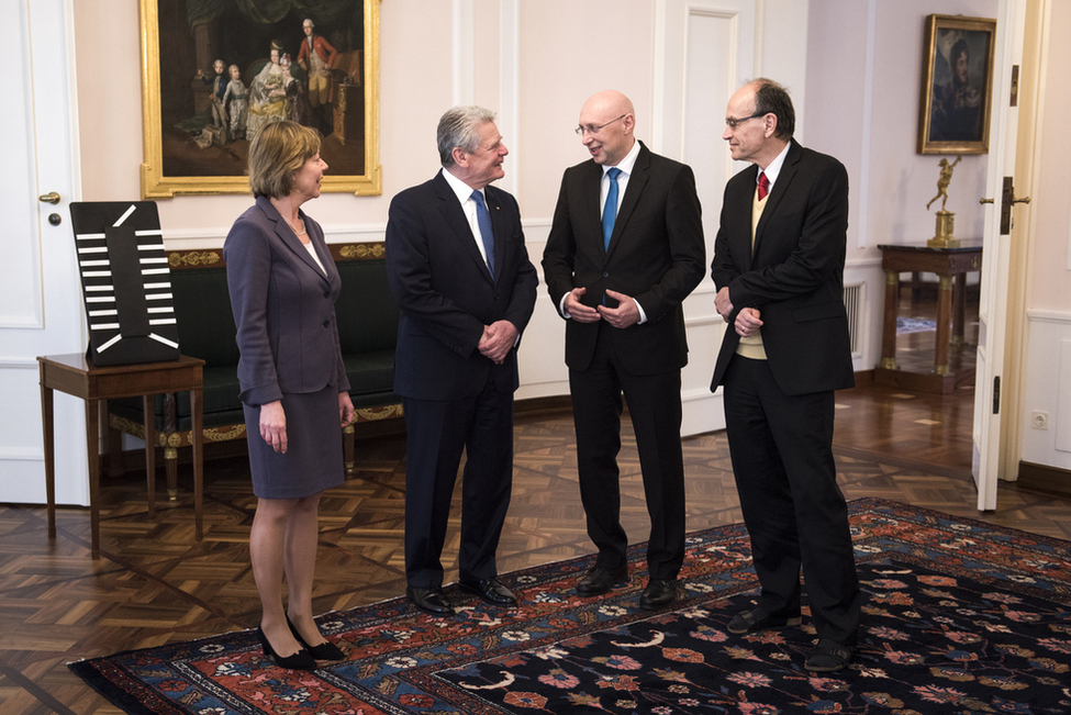 Bundespräsident Joachim Gauck und Daniela Schadt beim Austausch mit den Nobelpreisträgern Stefan Hell und Thomas Südhof (re) im Salon Ferdinand