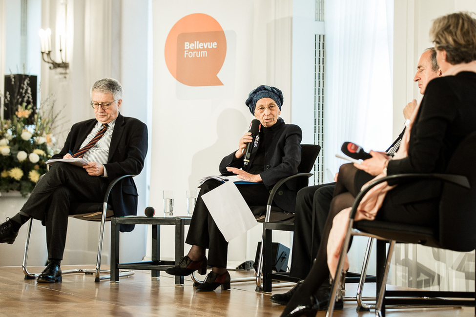 Austausch auf dem Podium mit Wolfgang Petritsch (li), Emma Bonino und Janusz Reiter beim Bellevue Forum 'Flüchtlinge – eine Herausforderung für Europa' im Großen Saal in Schloss Bellevue