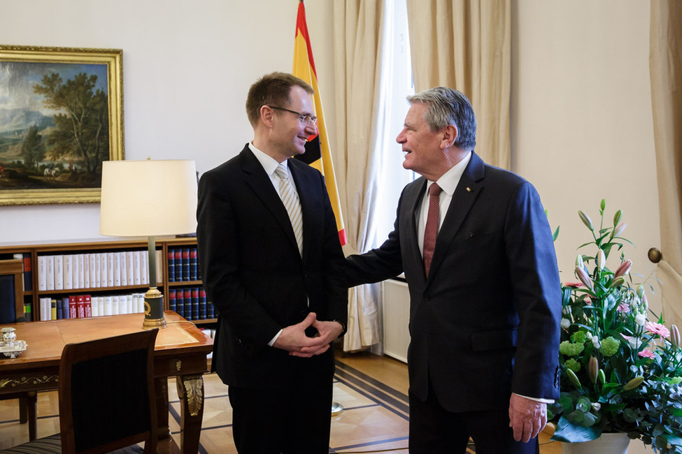 Bundespräsident Joachim Gauck begrüßt Generalbundesanwalt Peter Frank im Amtszimmer anlässlich seines Besuchs in Schloss Bellevue 