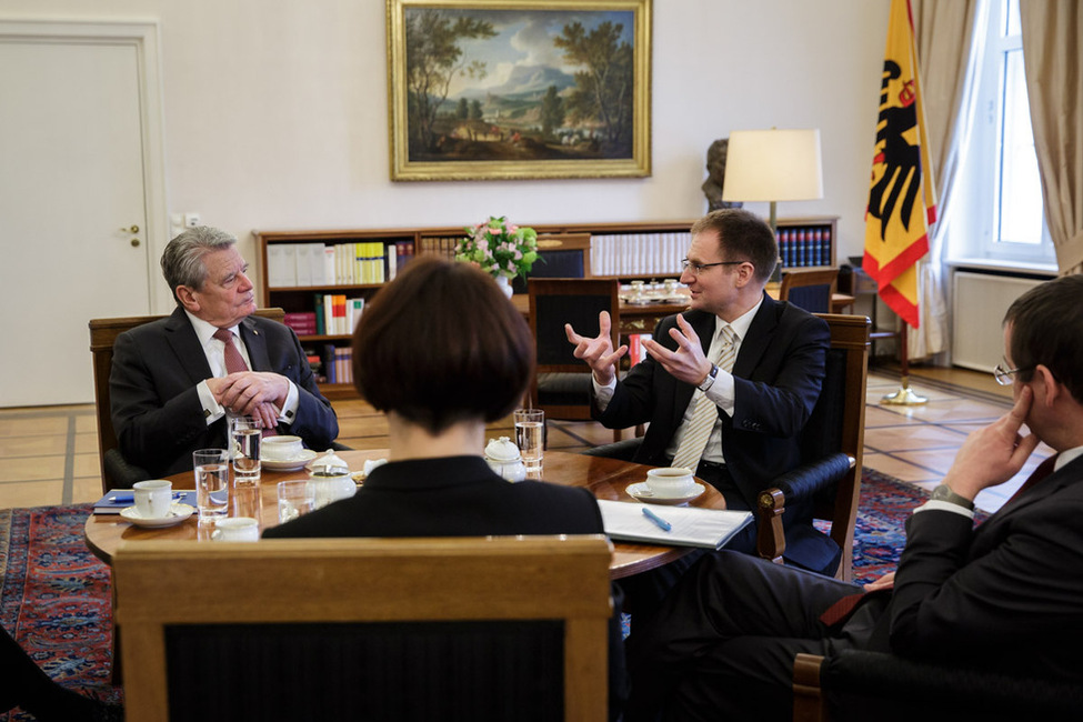 Bundespräsident Joachim Gauck beim Austausch mit Generalbundesanwalt Peter Frank im Amtszimmer anlässlich seines Besuchs in Schloss Bellevue 