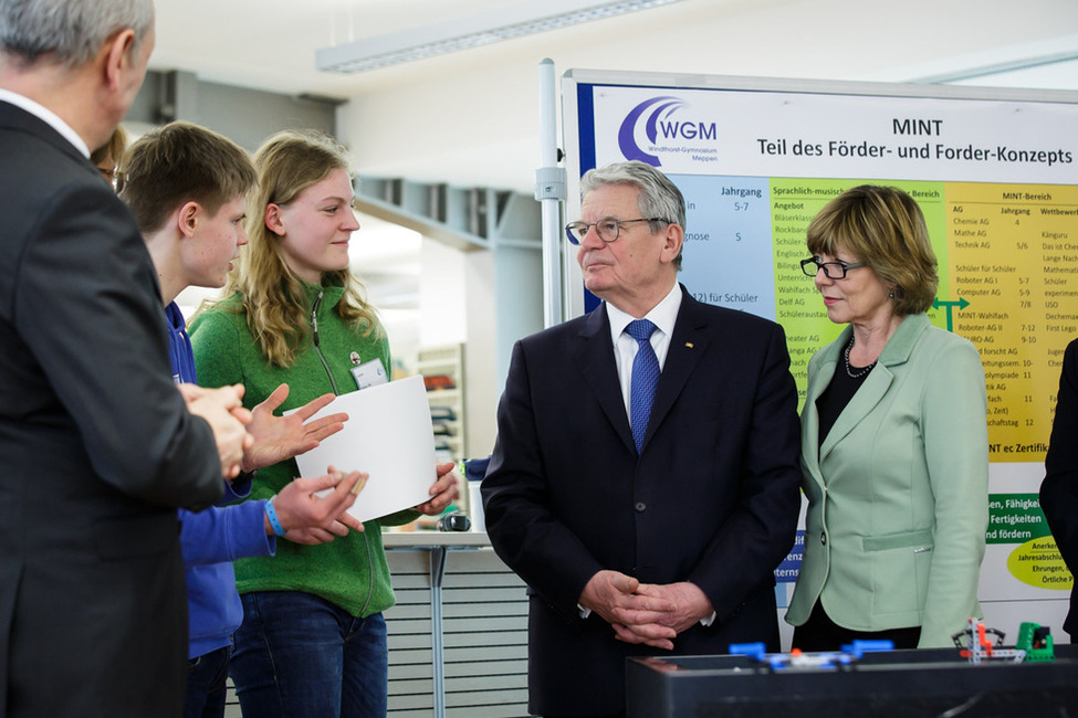 Bundespräsident Joachim Gauck bei der Vorstellung eines LEGO-Roboters am Windthorst-Gymnasium Meppen, anlässlich des Besuchs in der 'Bildungsregion Emsland'