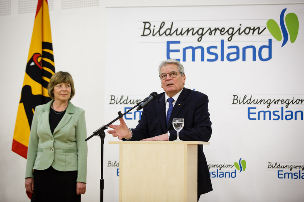 Bundespräsident Joachim Gauck hält eine kurze Ansprache beim Bürgerempfang in Lingen, anlässlich des Besuchs in der 'Bildungsregion Emsland'