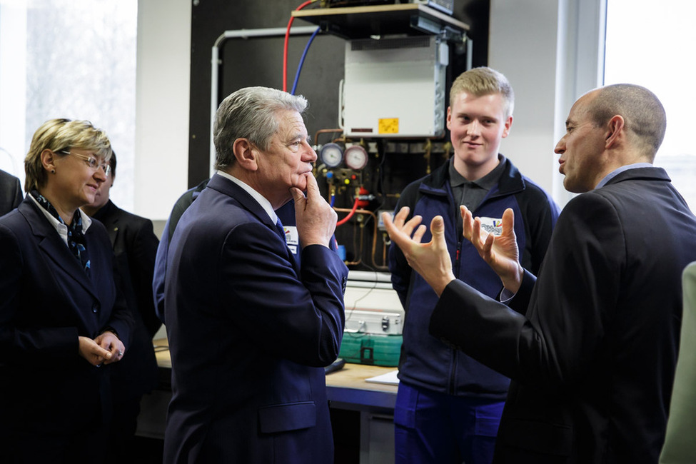 Bundespräsident Joachim Gauck bei einem Rundgang durch einen Handwerksbetrieb in Meppen, anlässlich des Besuchs in der 'Bildungsregion Emsland'