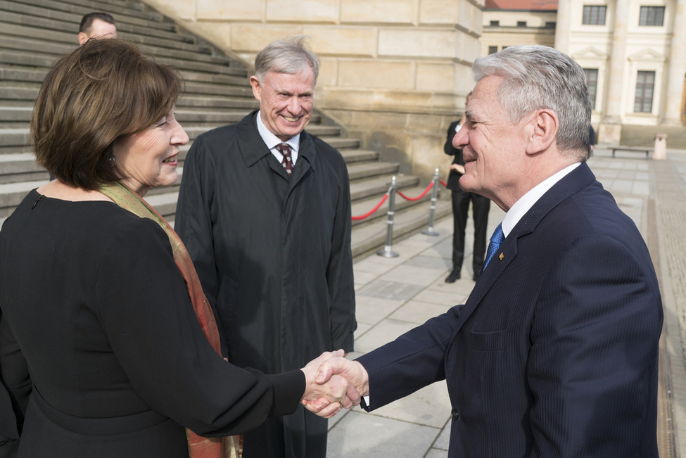 Bundespräsident Joachim Gauck begrüßt Eva Luise Köhler und Bundespräsident a. D. Horst Köhler vor der Matinee anlässlich zehn Jahre Eva Luise und Horst Köhler Stiftung für Menschen mit Seltenen Erkrankungen im Konzerthaus in Berlin