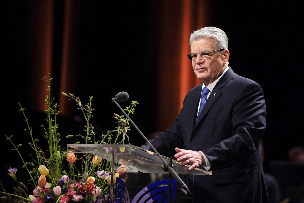 Bundespräsident Joachim Gauck hält eine Festansprache bei der zentralen Eröffnungsfeier der Woche der Brüderlichkeit im Theater am Aegi in Hannover