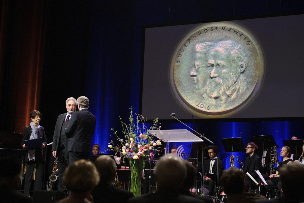 Überreichung der Buber-Rosenzweig-Medaille und Urkunde an Micha Brumlik durch Pfarrer Friedhelm Pieper und Eva Schulz-Jander des Deutsches Koordinierungsrates im Theater am Aegi bei der zentralen Eröffnungsfeier der Woche der Brüderlichkeit in Hannover