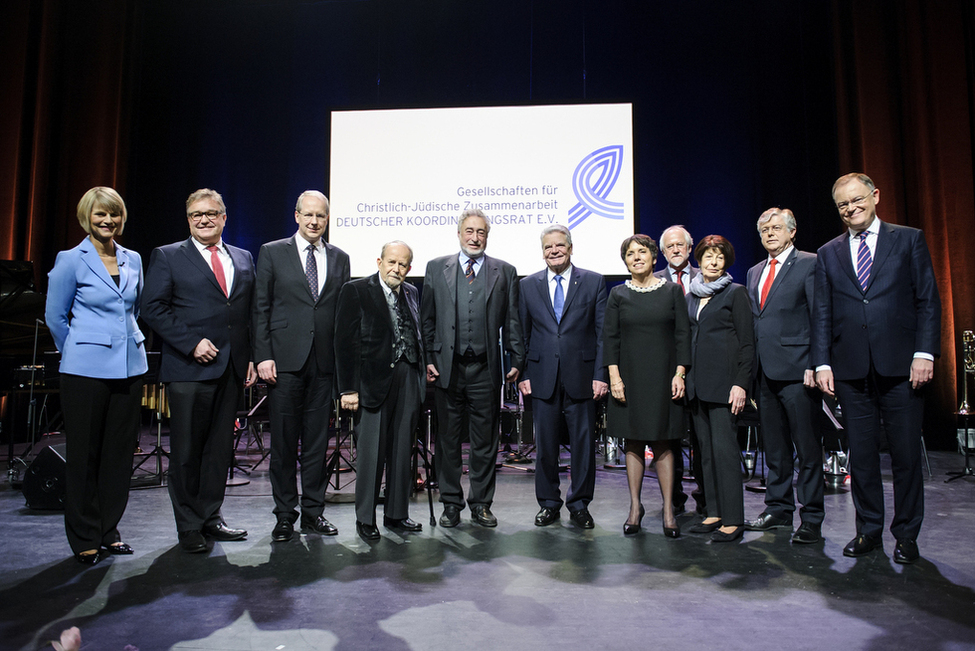 Bundespräsident Joachim Gauck mit Preisträger Micha Brumlik und Vertretern des Deutschen Koordinierungsrates im Theater am Aegi anlässlich der zentralen Eröffnungsfeier der Woche der Brüderlichkeit in Hannover