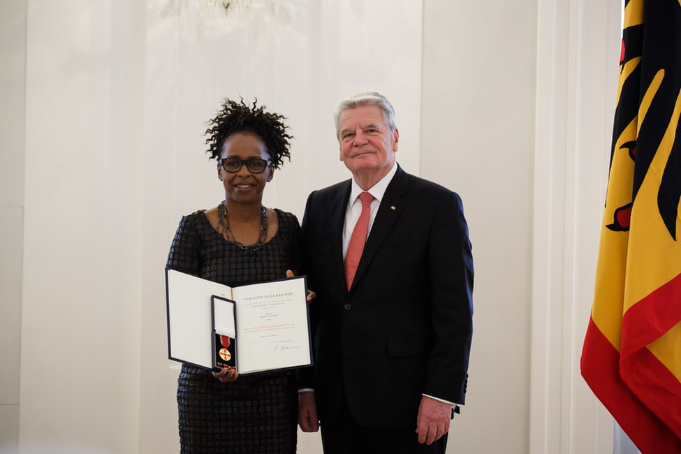 Bundespräsident Joachim Gauck zeichnet Shary Reeves mit der Verdienstmedaille aus, die sich unter anderem für die Deutsche Krebshilfe und die Initiative Gemeinsam für Afrika engagiert, bei der Ordensverleihung an engagierte Frauen in Schloss Bellevue 