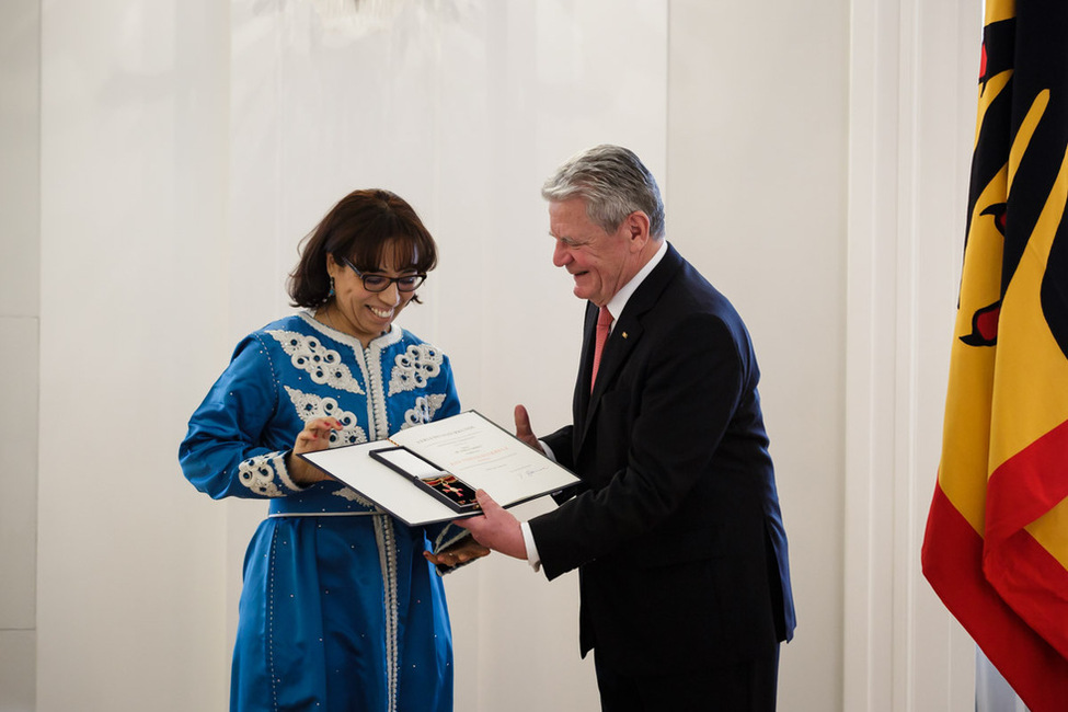 Bundespräsident Joachim Gauck zeichnet Soraya Moket mit dem Verdienstkreuz am Bande aus, die sich im Bereich der interkulturellen Begegnung, Bildungsarbeit und Integration engagiert, bei der Ordensverleihung an engagierte Frauen in Schloss Bellevue 