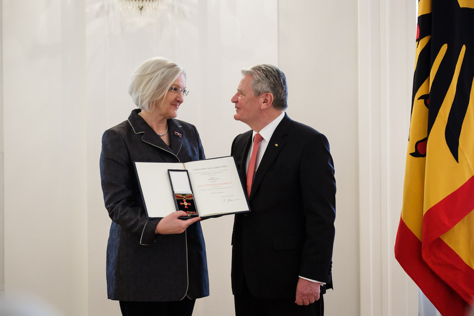 Bundespräsident Joachim Gauck zeichnet Heidi Kluth mit dem Verdienstkreuz am Bande aus, die sich insbesondere für die Stärkung von Frauen in Führungspositionen im Bereich des Handwerks einsetzt, bei der Ordensverleihung an engagierte Frauen