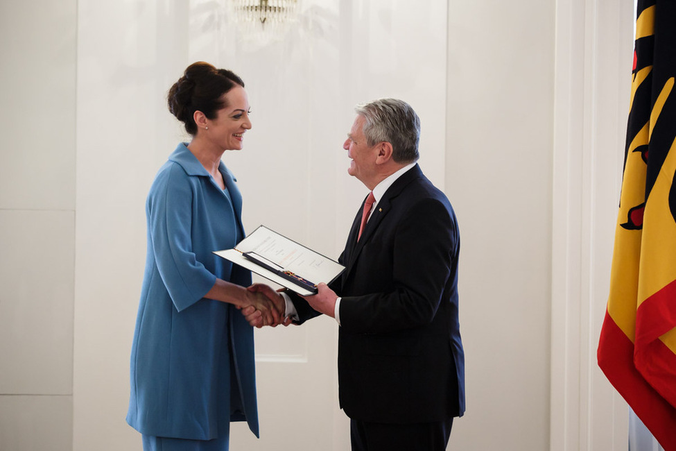 Bundespräsident Joachim Gauck zeichnet Natalia Wörner mit dem Verdienstkreuz am Bande aus, für Ihr Engagement bei der Tsunami Direkthilfe, der Kindernothilfe und  für AIDS-Waisen, bei der Ordensverleihung an engagierte Frauen