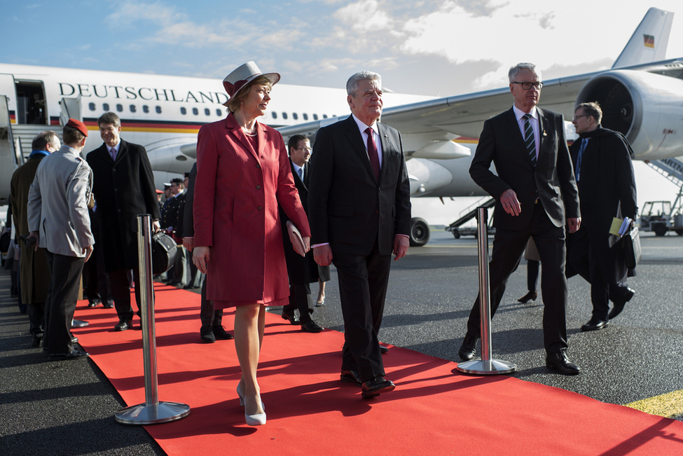 Bundespräsident Joachim Gauck und Daniela Schadt bei der Ankunft am Flughafen Zaventem in Brüssel anlässlich des Staatsbesuchs im Königreich Belgien 