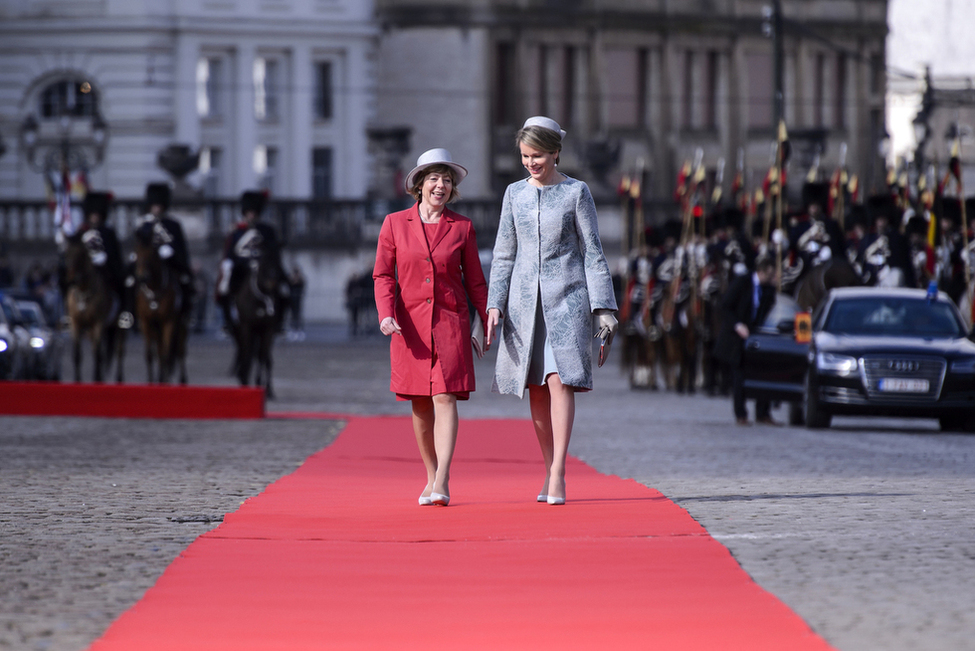 Daniela Schadt wird durch Königin Mathilde mit militärischen Ehren im Stadtpalast in Brüssel anlässlich des Staatsbesuchs im Königreich Belgien begrüßt