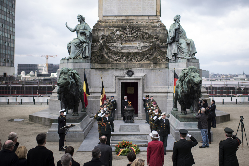 Bundespräsident Joachim Gauck legt einen Kranz am Grabmal des unbekannten Soldaten in Gedenken der Opfer des Ersten Weltkrieges in Brüssel nieder anlässlich seines Staatsbesuchs im Königreich Belgien