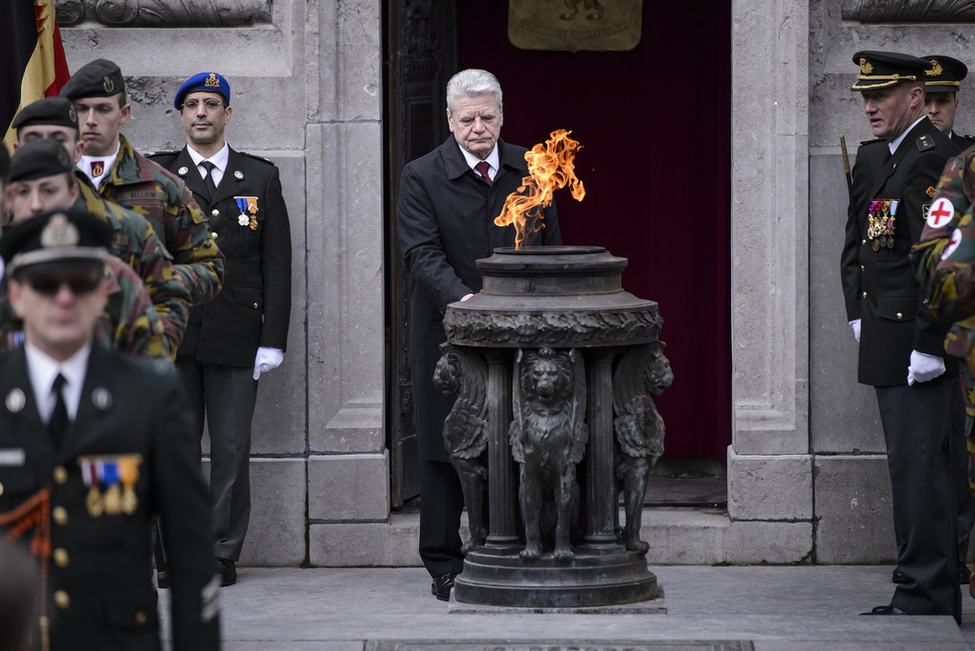 Bundespräsident Joachim Gauck legt einen Kranz am Grabmal des unbekannten Soldaten in Gedenken der Opfer des Ersten Weltkrieges in Brüssel nieder anlässlich seines Staatsbesuchs im Königreich Belgien