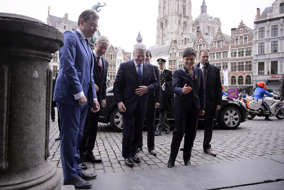 Bundespräsident Joachim Gauck wird bei der Ankunft am Rathaus von Antwerpen vom Bürgermeister der Stadt Antwerpen und der Gouverneurin der Provinz Antwerpen begrüßt 