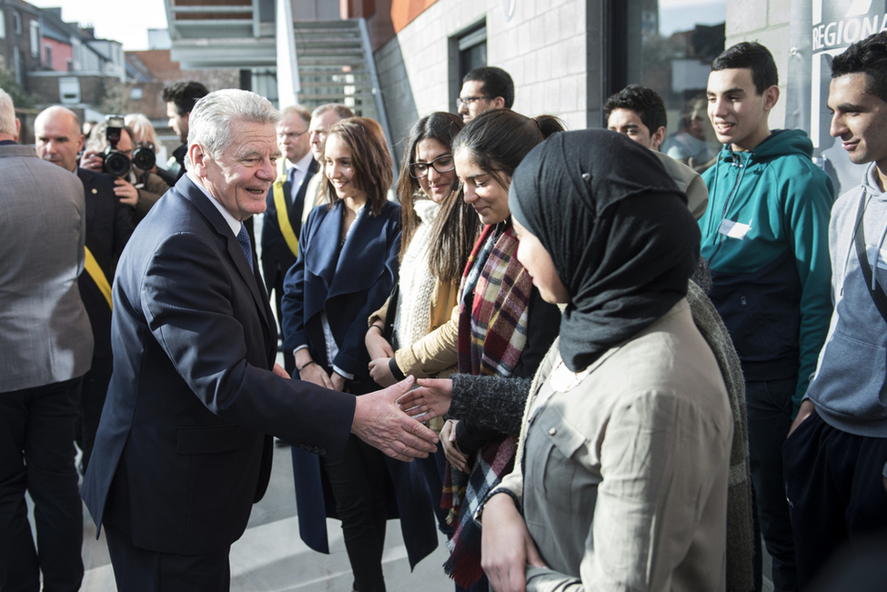 Bundespräsident Joachim Gauck wird bei seiner Ankunft am Regionalen Offenen Jugendzentrum Mechelen von Jugendlichen  begrüßt 