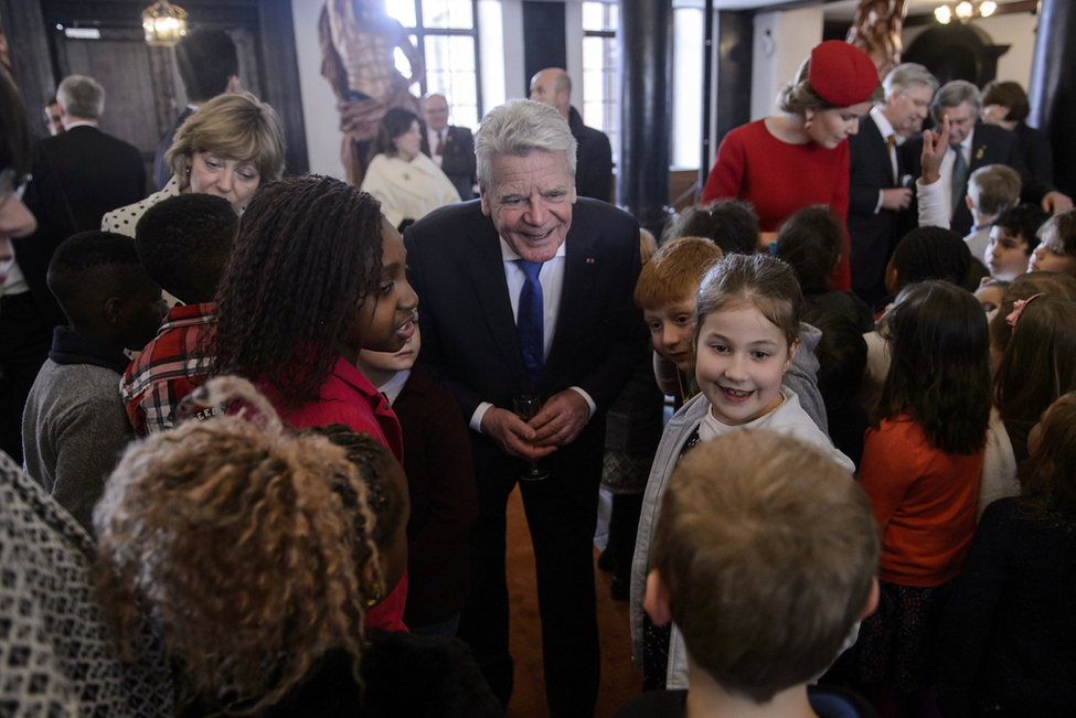 Bundespräsident Joachim Gauck und Daniela Schadt bei einer Begegnung mit Schülerinnen und Schülern im Rathaus von Lüttich, gemeinsam mit König Philippe und Königin Mathilde
