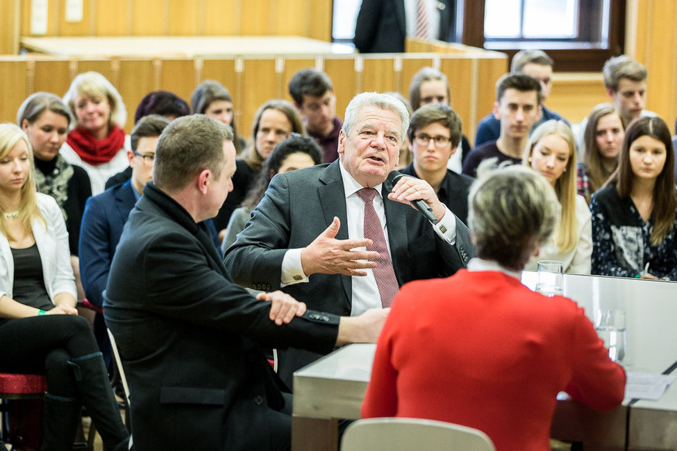 Bundespräsident Joachim Gauck im Austausch mit Bürgerinnen und Bürger bei der Gesprächsrunde 'Demokratie geht auch mich etwas an!' in Bautzen