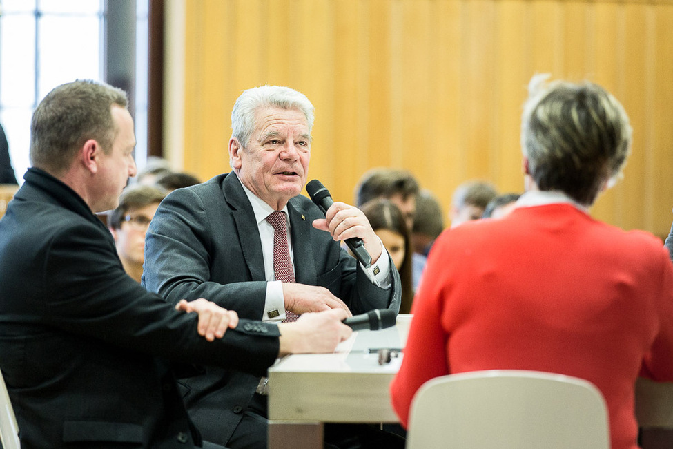 Bundespräsident Joachim Gauck im Austausch mit Bürgerinnen und Bürger bei der Gesprächsrunde 'Demokratie geht auch mich etwas an!' in Bautzen