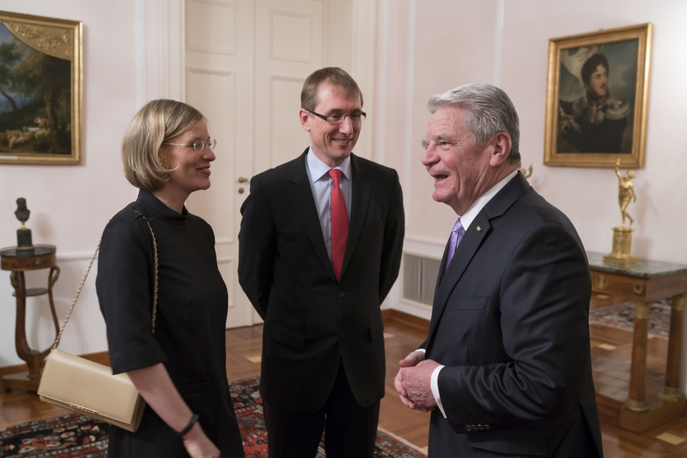 Bundespräsident Joachim Gauck tauscht sich mit Nora Müller, Leiterin des Bereichs Internationale Politik, und mit Thomas Paulsen, Mitglied des Vorstandes der Körber-Stiftung, vor der Eröffnung des Bergedorfer Gesprächskreises in Schloss Bellevue aus