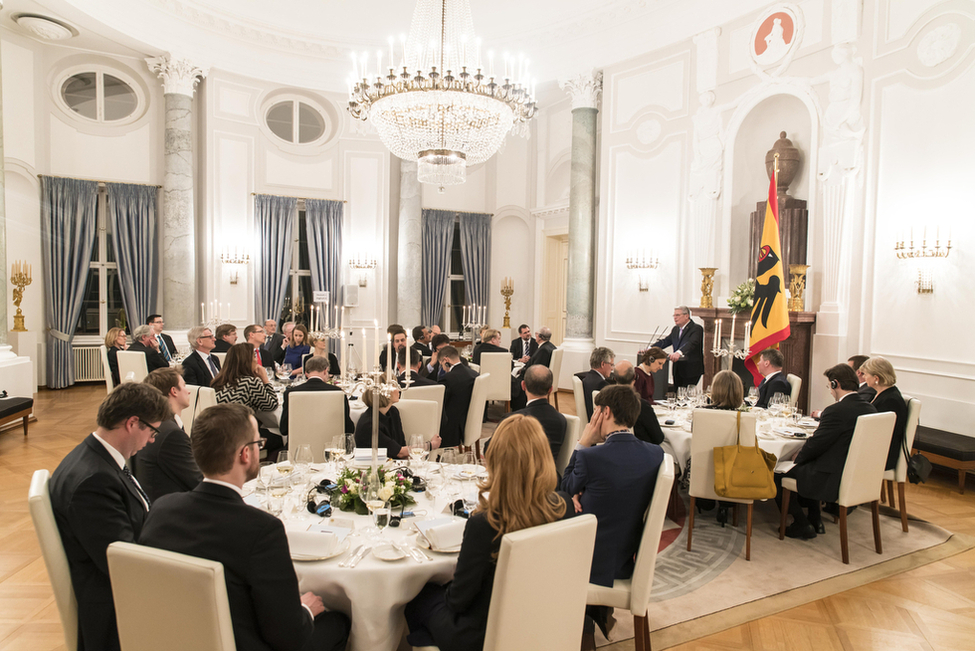 Bundespräsident Joachim Gauck hält eine Ansprache beim Abendessen zur Eröffnung des Bergedorfer Gesprächskreises im Langhanssaal in Schloss Bellevue