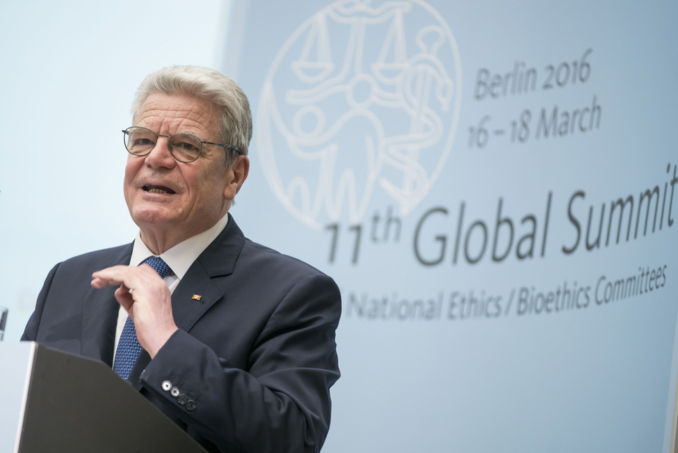 Bundespräsident Joachim Gauck hält eine Ansprache bei der Eröffnung des 11th Global Summit of National Ethics/Bioethics Commitees in der Berlin-Brandenburgischen Akademie der Wissenschaften in Berlin 