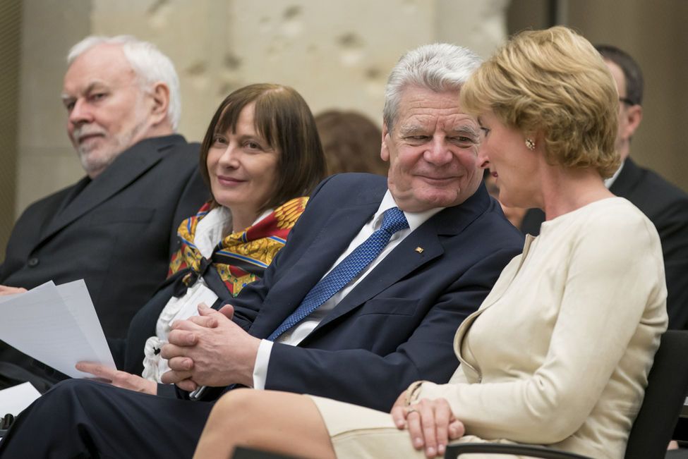 Bundespräsident Joachim Gauck mit Marie-Paule Kieny, stllv. Generalsekretärin für Gesundheitssysteme und Innovationen der WHO, und Christiane Woopen, Vorsitzende des Deutschen Ethikrats, anlässlich des 11th Global Summit of National Ethics/Bioethics