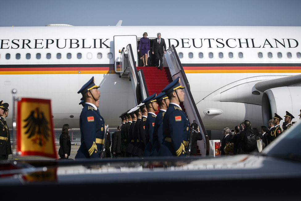 Bundespräsident Joachim Gauck und Daniela Schadt bei der Ankunft am Internationalen Hauptstadtflughafen in Peking anlässlich des Staatsbesuchs in der Volksrepublik China 