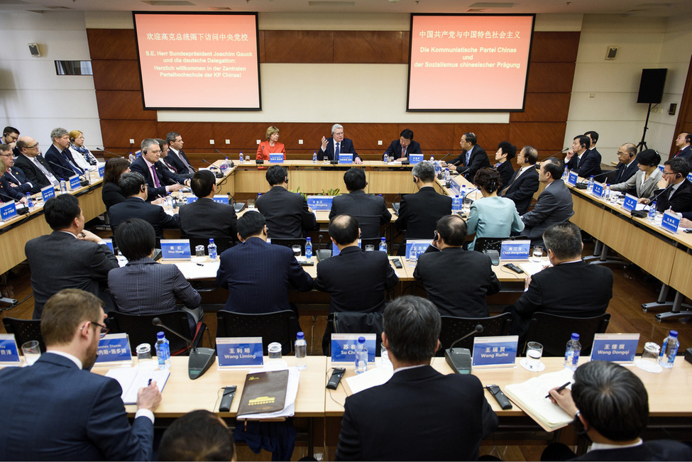 Bundespräsident Joachim Gauck und Daniela Schadt beim Gespräch zum Thema Ideologie und Entwicklung an der Zentralen Parteischule in Peking anlässlich des Staatsbesuchs in der Volksrepublik China 