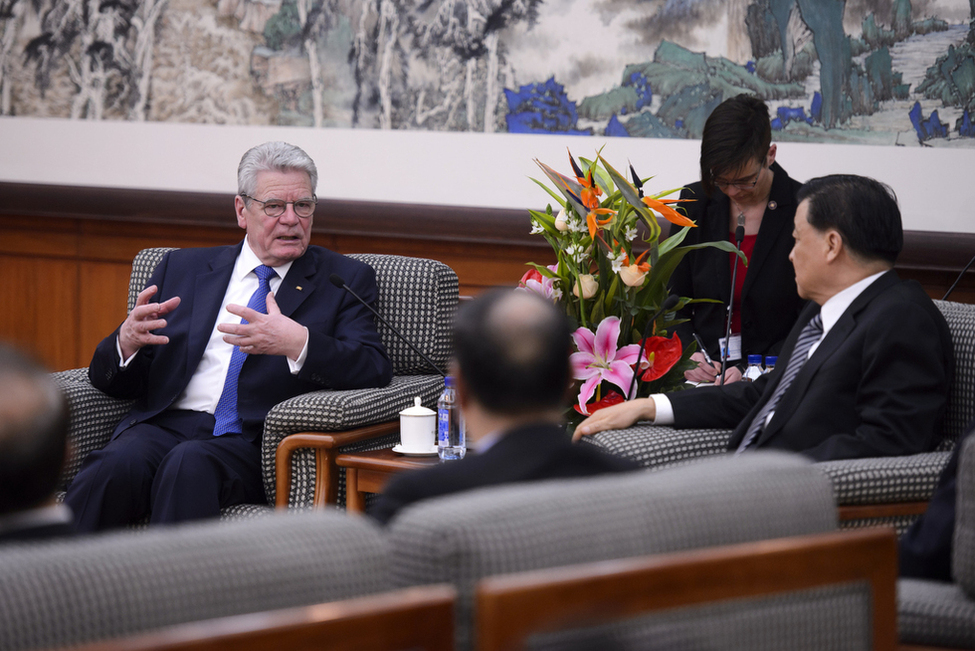 Bundespräsident Joachim Gauck beim Gespräch mit dem Leiter der Zentralen Parteischule, Liu Yunshan, in Peking anlässlich des Staatsbesuchs in der Volksrepublik China 