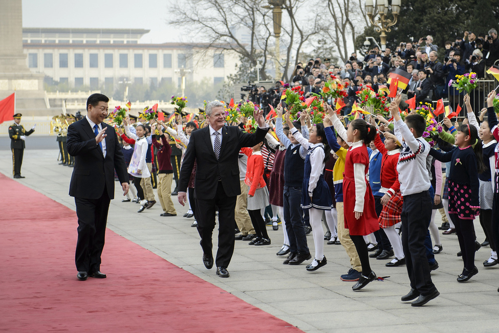 Bundespräsident Joachim Gauck und Staatspräsident XI Jinping begegnen chinesischen Schülern bei den militärischen Ehren anlässlich des Staatsbesuchs in der Volksrepublik China 