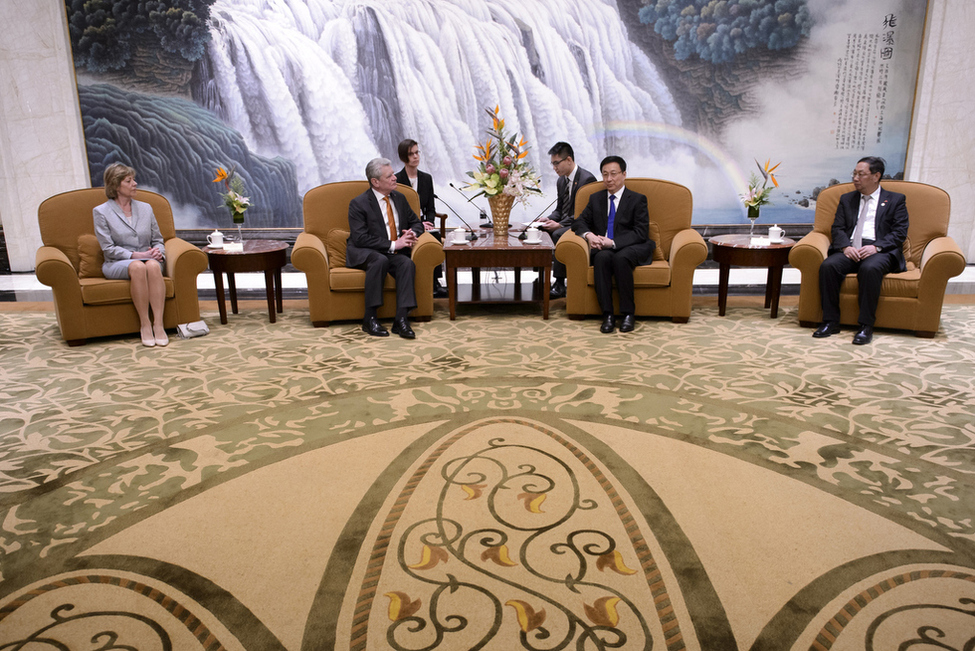 Bundespräsident Joachim Gauck und Daniela Schadt beim Gespräch mit dem Parteisekretär von Shanghai, Han Zheng, anlässlich des Staatsbesuchs in der Volksrepublik China 