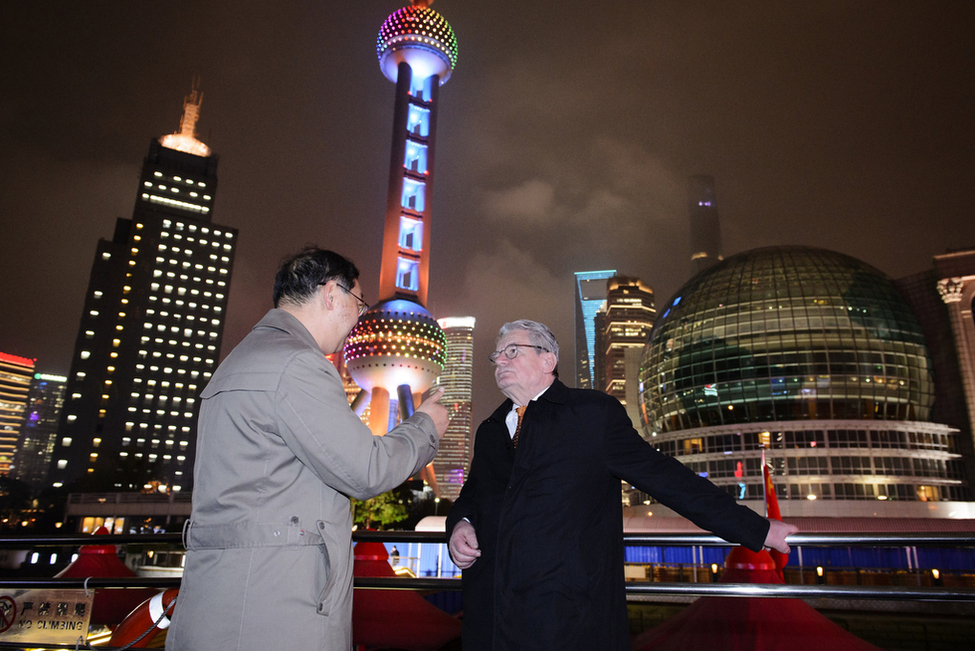 Bundespräsident Joachim Gauck bei einer Bootsfahrt auf dem Huangpu-Fluss in Shanghai anlässlich des Staatsbesuchs in der Volksrepublik China 