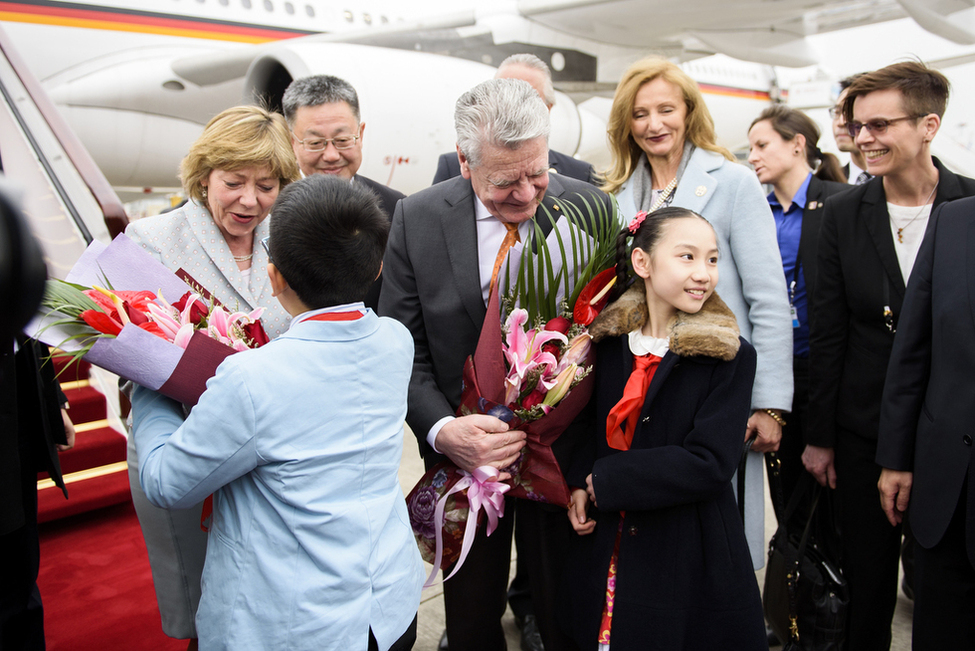 Bundespräsident Joachim Gauck und Daniela Schadt bei der Ankunft am Hongqiao-Flughafen in Shanghai anlässlich des Staatsbesuchs in der Volksrepublik China 