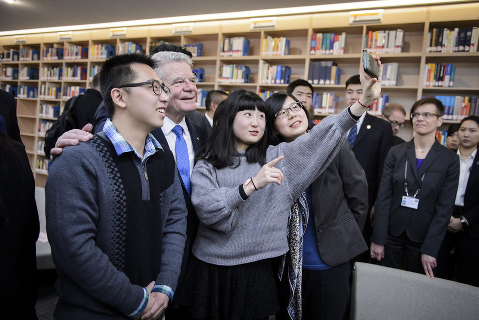 Bundespräsident Joachim Gauck im Gespräch mit Studenten und Doktoranden in der Bibliothek der Chinesisch-Deutschen-Hochschule in Shanghai anlässlich des Staatsbesuchs in der Volksrepublik China 
