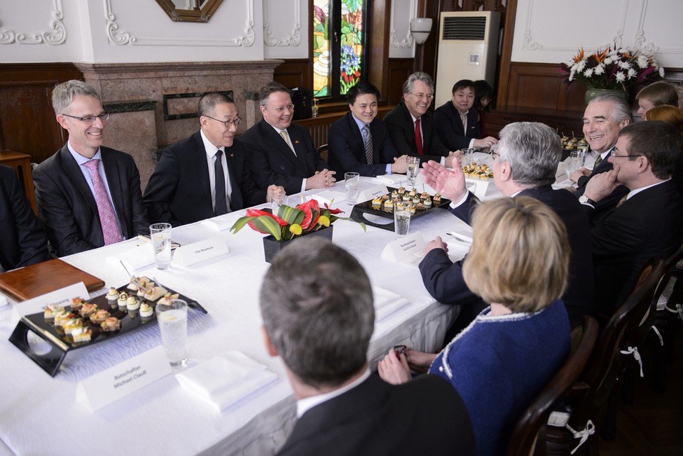 Bundespräsident Joachim Gauck und Daniela Schadt im Gespräch mit Wirtschaftsexperten im Generalkonsul in Shanghai anlässlich des Staatsbesuchs in der Volksrepublik China 