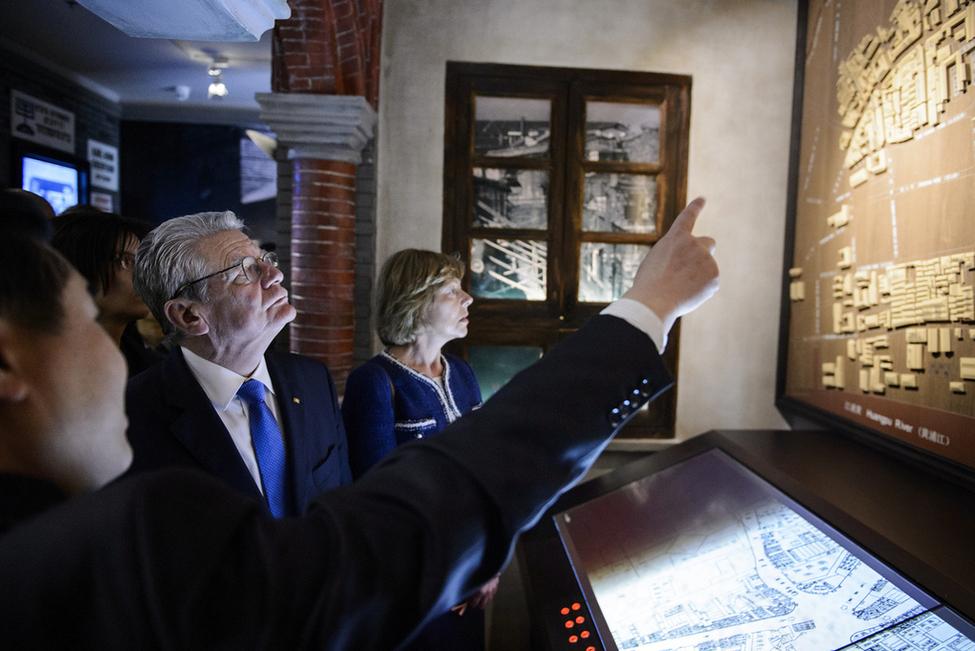 Bundespräsident Joachim Gauck und Daniela Schadt besuchen das Jüdische Flüchtlingsmuseum in Shanghai anlässlich des Staatsbesuchs in der Volksrepublik China 